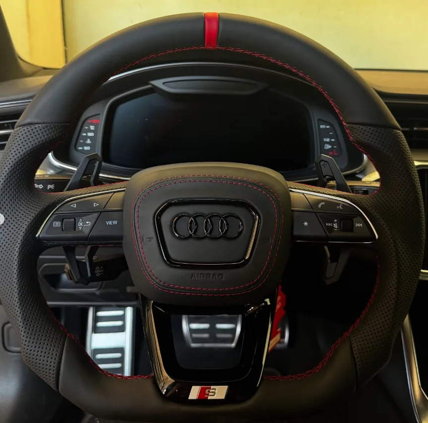 Audi volan po meri z rdečim trakom