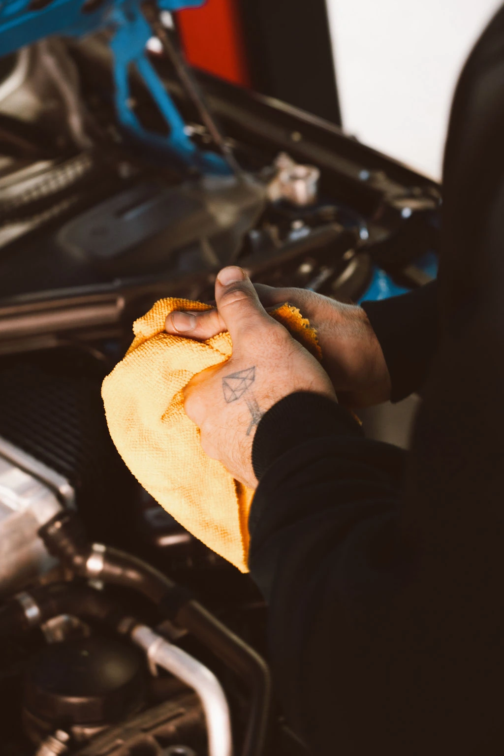 Roke in čistilna krpa ob motornem prostoru